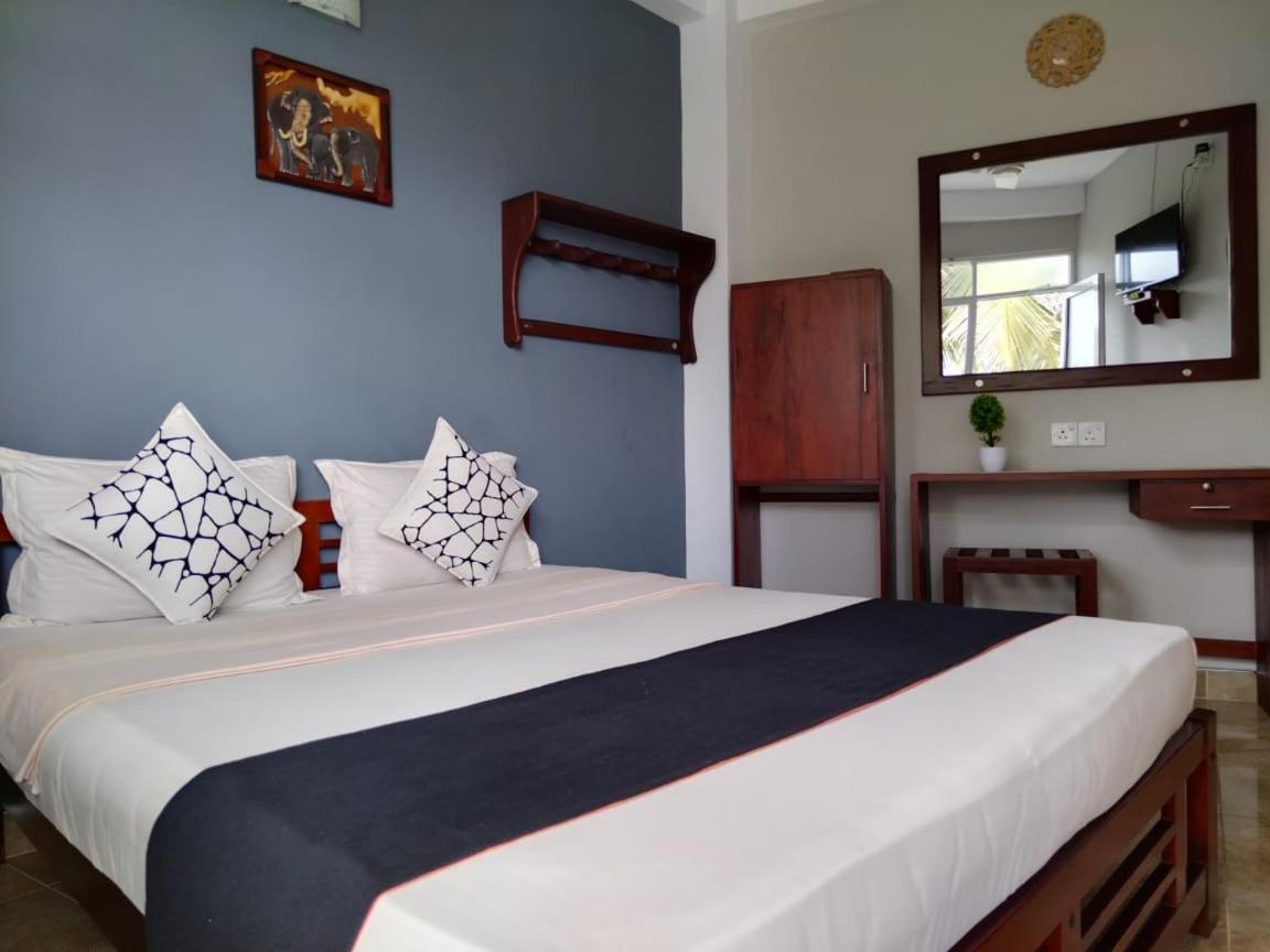 Mountain View Hotel Канди Екстериор снимка