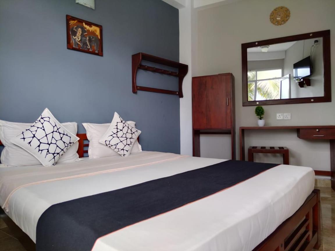 Mountain View Hotel Канди Екстериор снимка